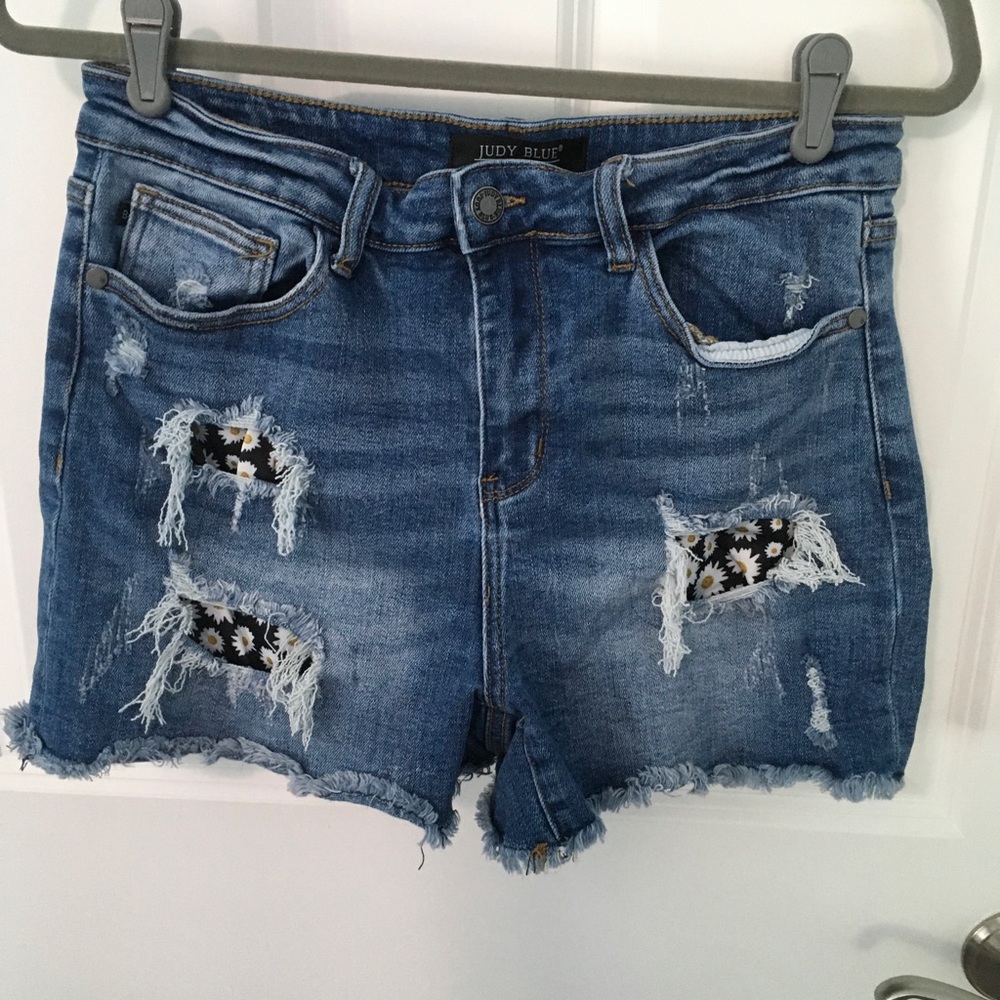 Judy Blue daisy patch distressed shorts size large
